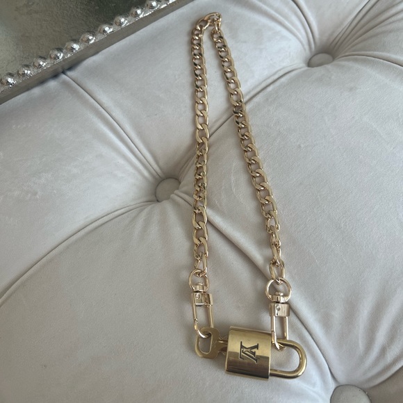 AUTHENTIC LOUIS VIUTTON LOCK & KEY ON 18 in CHAIN - Picture 3 of 3